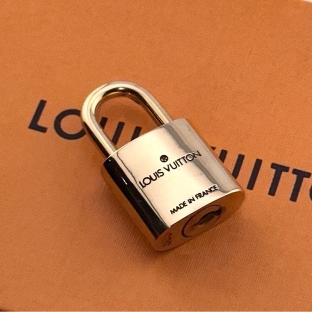 AUTHENTIC Near Mint Louis Vuitton lock and key - Picture 12 of 13